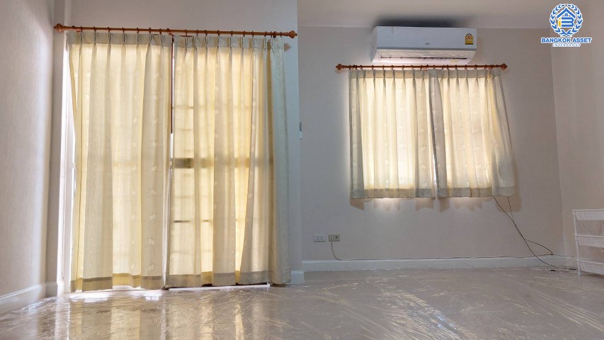 *****ทาวน์เฮ้าส์มือสองกรุงเทพฯ ม.จามจุรีโฮม สุขาภิบาล5 เนื้อที่มากถึง 20 ตร.ว. ฟังก์ชัน 3 ห้องนอน 2 ห้องน้ำ 2 ที่จอดรถ บ้านรีโนเวทใหม่ทั้งหลัง แถมฟรี! 2 เครื่องปรับอากาศ, 1 เครื่องทำน้ำอุ่น บนทำเลเชื่อมต่อถ.รามอินทรา ถ.สายไหม และถ.พหลโยธิน ใกล้รถไฟฟ้าสายสีเขียว "สถานีพหลโยธิน 59" และทางด่วน "รามอินทรา"